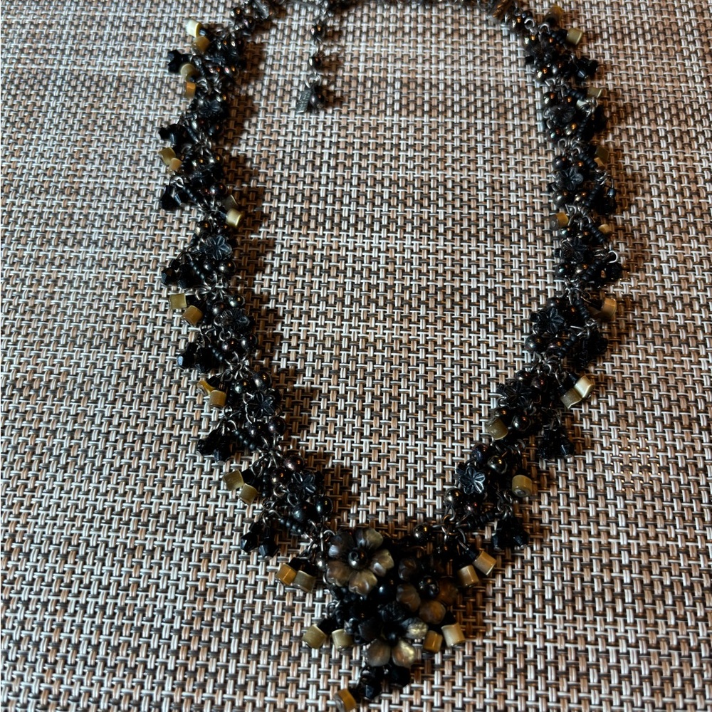 Chic Floral Necklace in Black and Gold